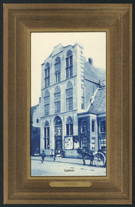 17235 Gezicht op de voorgevel van het Stadhuis (Voorstraat 30) te Vianen.